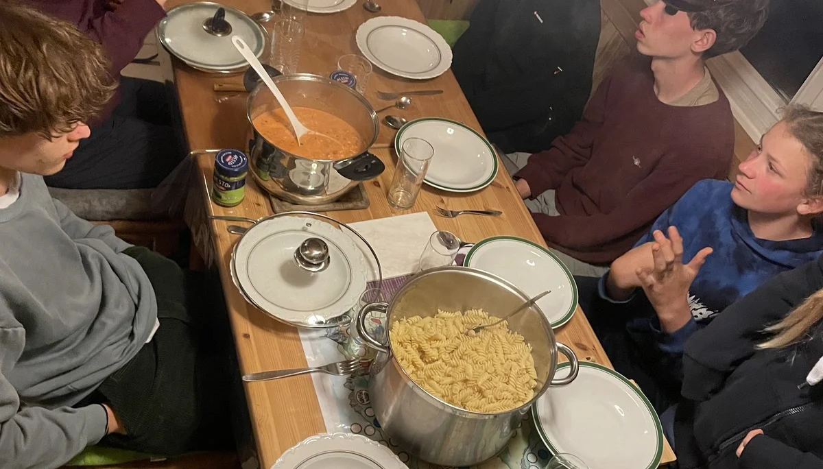 Abends in der Hütte: es gibt Nudeln mit Pesto | © Clara Knorr / Luise Bleeck