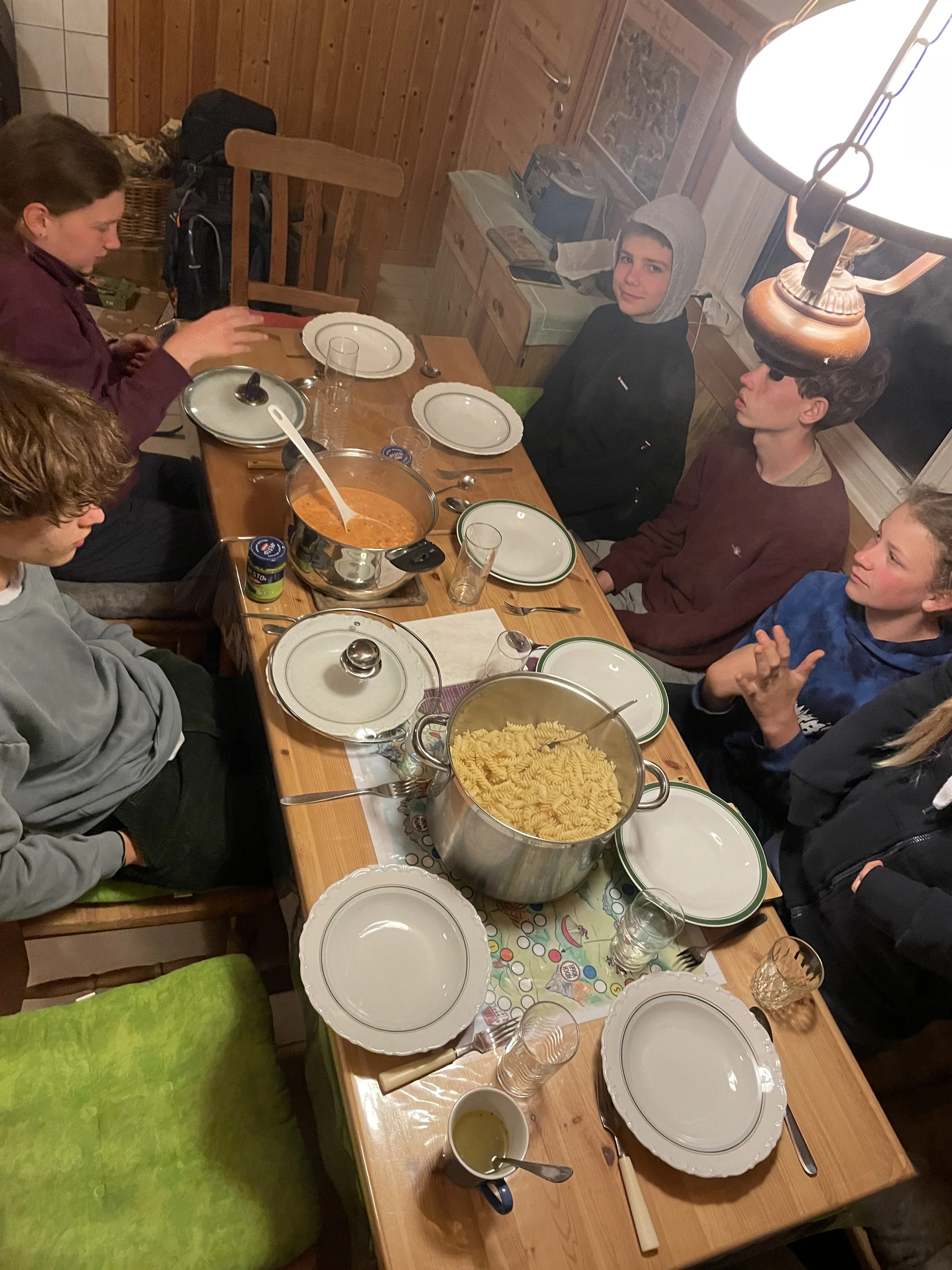 Abends in der Hütte: es gibt Nudeln mit Pesto | © Clara Knorr / Luise Bleeck