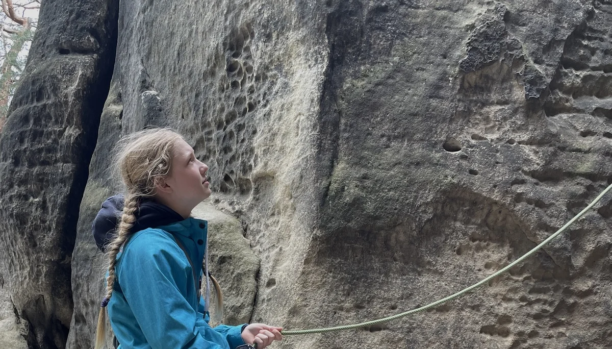 Luise beim Sichern | © Clara Knorr / Luise Bleeck